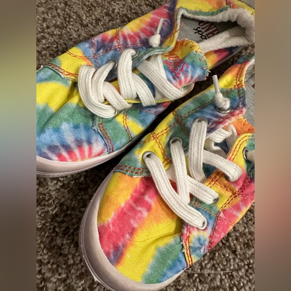 Women’s Canvas Sneakers - Picture 2 of 4